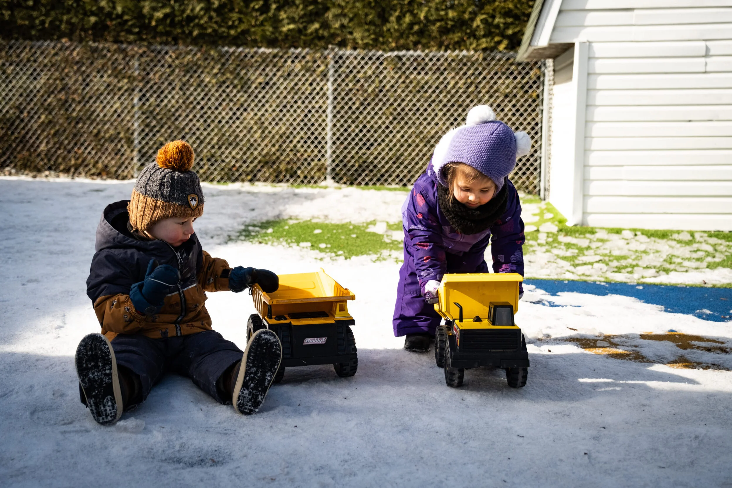 Les enfants ont accès à des jeux et jouets extérieurs adaptés à la saison froide.