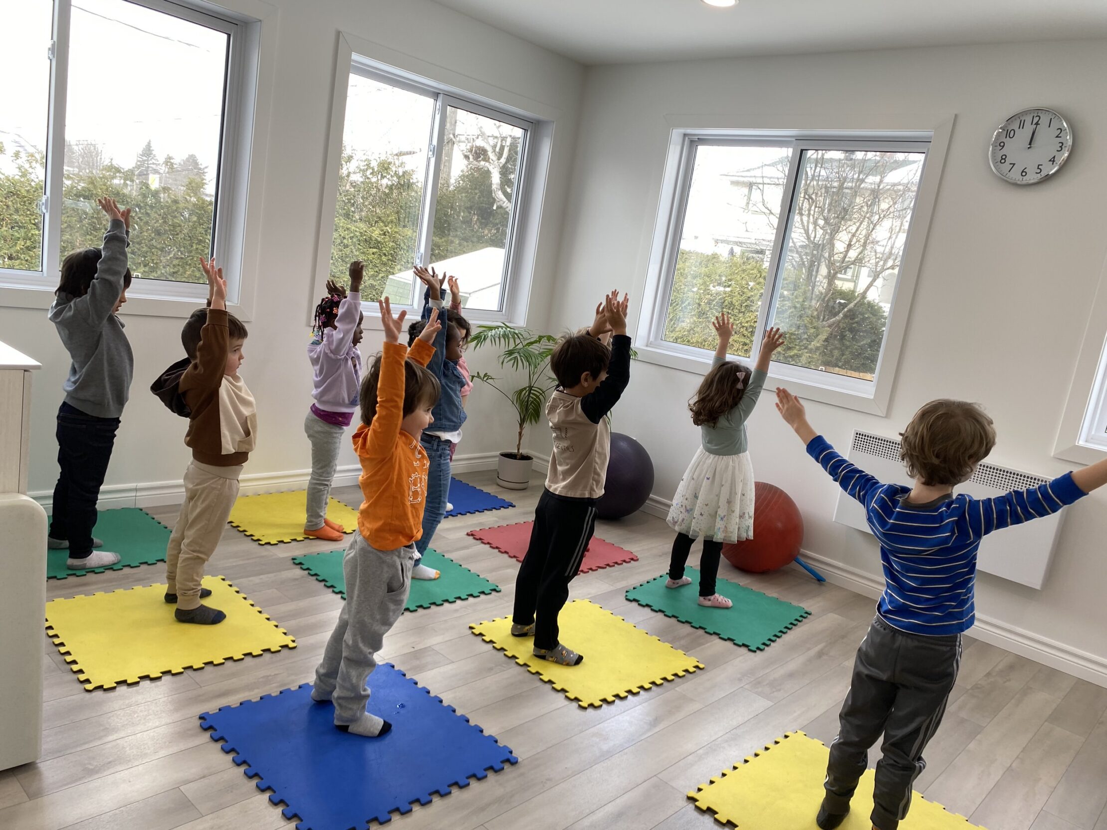 Salle multifonctionelle :  les enfants peuvent travailler la psychomotricité ou les exercices d’étirement et de relaxation lorsque la température ne leur permet pas de sortir. 